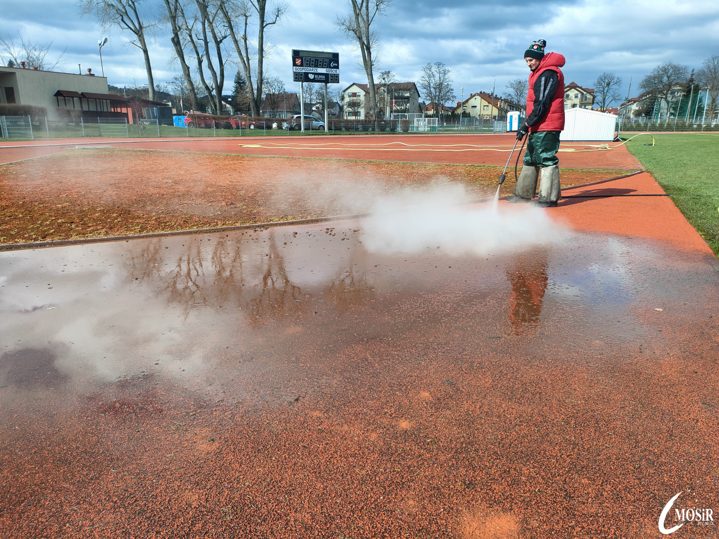 Wiosenne mycie bieżni Stadionu Miejskiego